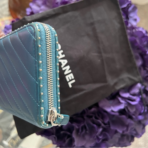 CHANEL Rare 2018 Metiers d’Art 2018 Turquoise Chevron Zipped Wallet - Picture 2 of 16